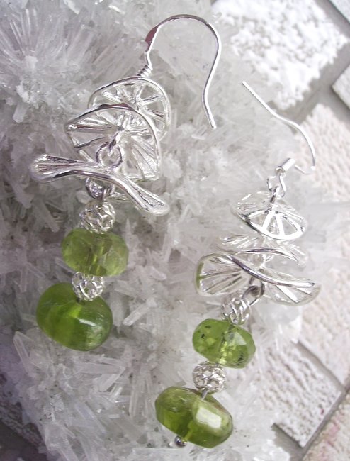 Peridot mit Silberteilchen