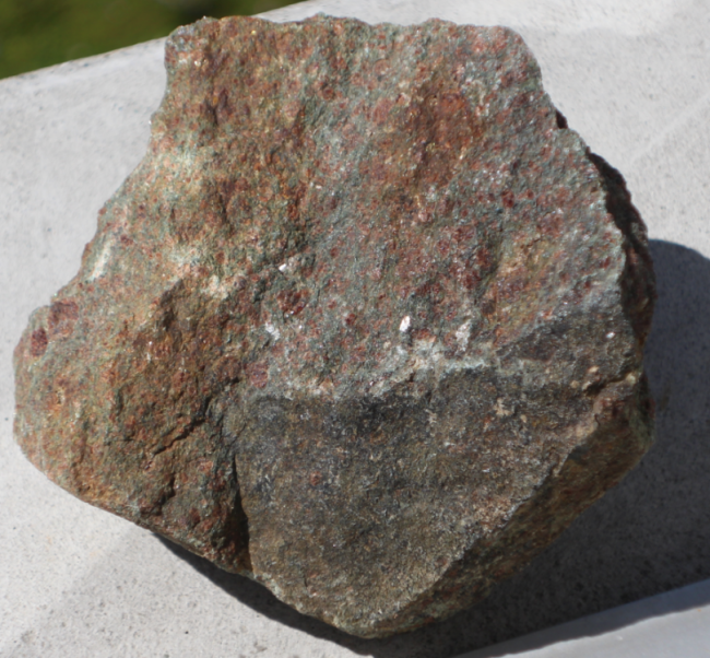 Eklogit Roh, Weißenstein, Frankenwald, 2.3kg Granate Forsterit -.png
