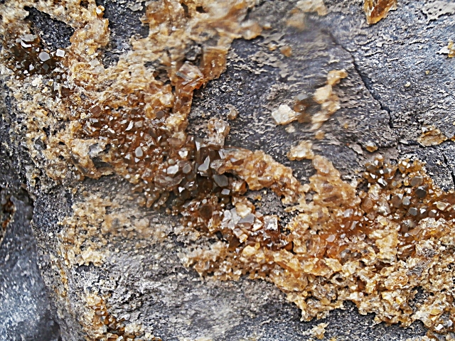 Quarzitwand bestzt mit Barytkristalle (Nahaufnahme)