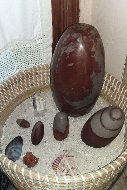 Shiva Lingams im Korb.jpg