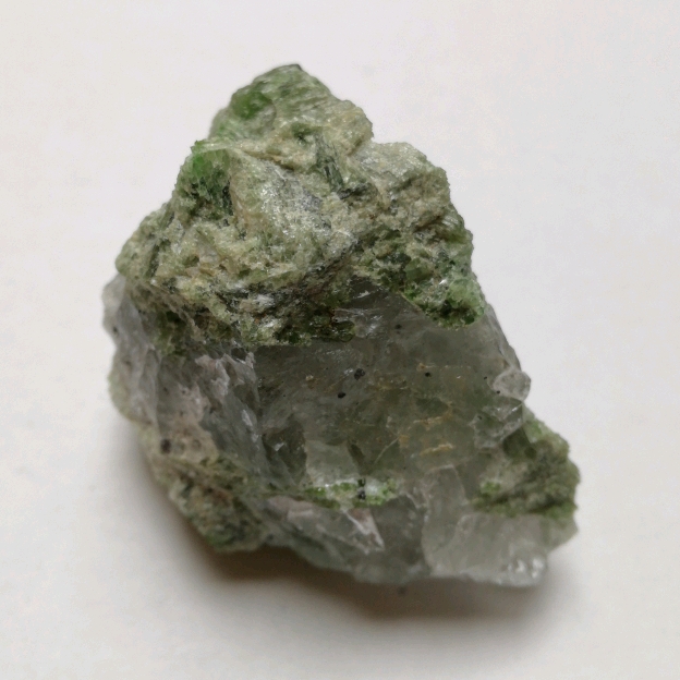 Chromdiopsit auf Quarz_735_crop_624x624.jpg