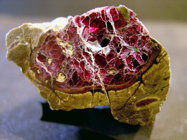 Granat (Pyrop) Wanzenau  Waldviertel  4,2x5 cm