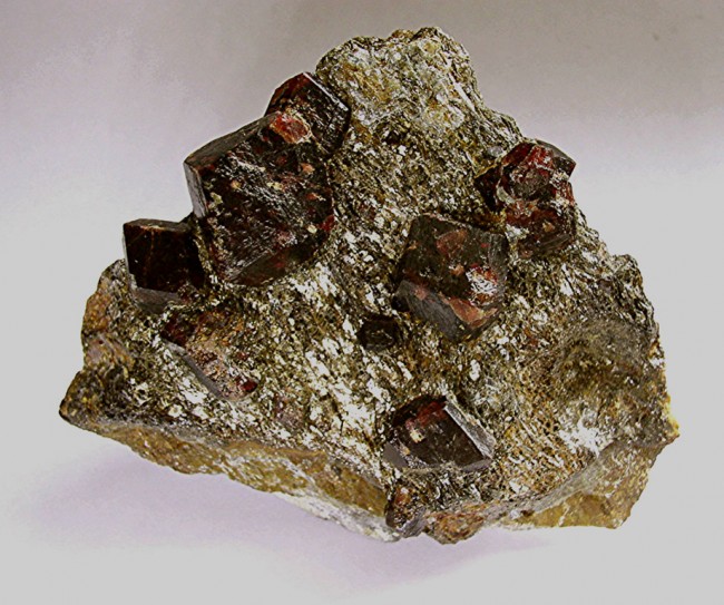 Granat (Almandin) Pernegg Waldviertel  10x8 cm