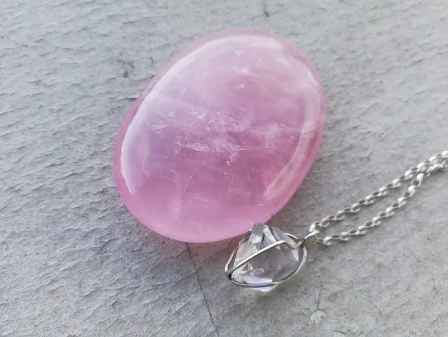Rosenquarz Handschmeichler mit Herkimer.jpg