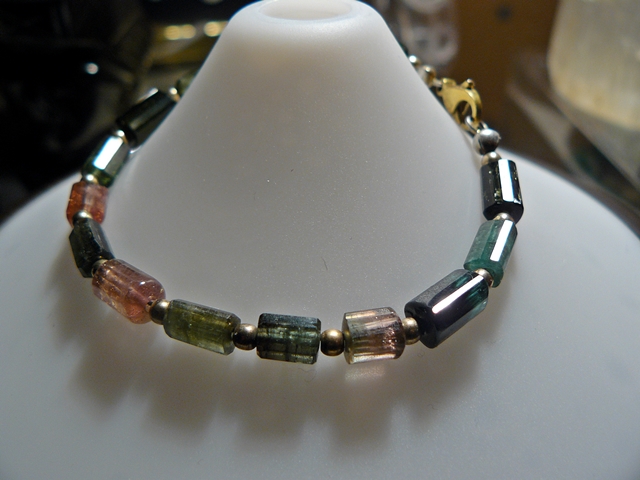 diverese Turmaline in einem kleinen Armbändchen