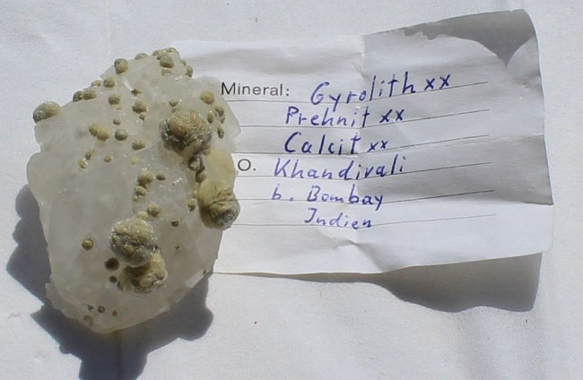 Gyrolith mit Prehnitkugeln und Calcit.jpg