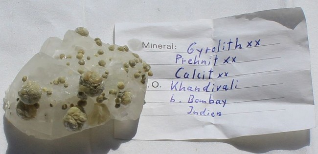 Gyrolith mit Prehnitkugeln und Calcit 1.jpg