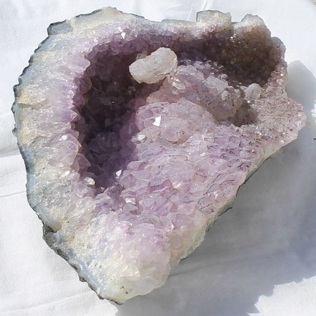 Amethyst mit Calcitwuchs 1.jpg