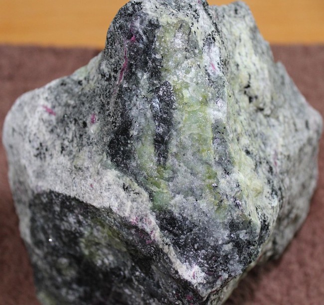 Rubin-Zoisit 2500g 2.jpg