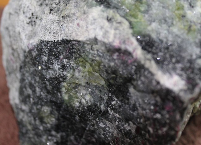 Rubin-Zoisit 2500g 3.jpg