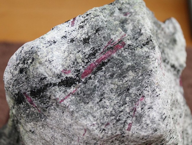 Rubin-Zoisit 2500g 4.jpg