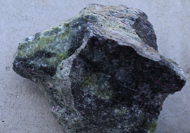Rubin-Zoisit 2500g.jpg