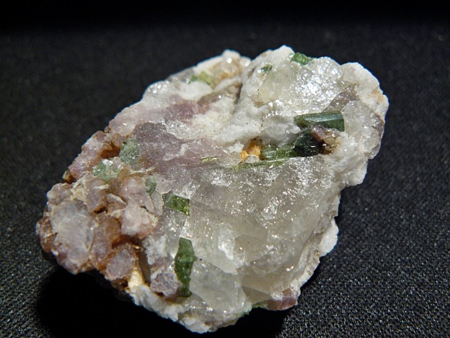Lepidolith mit Turmalin