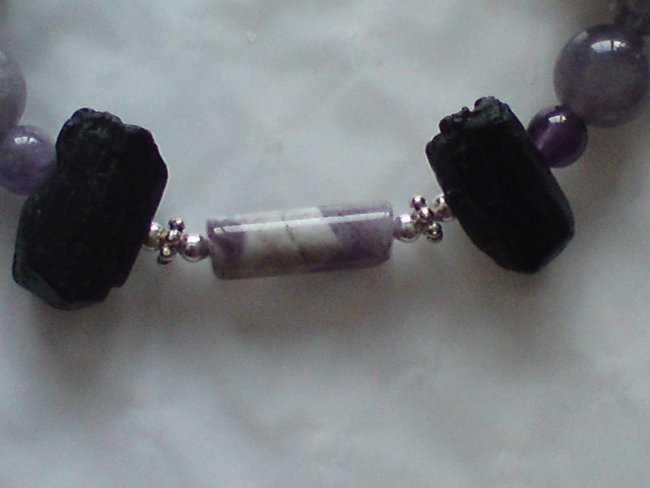 Amethystarmband mit Schörl Detail