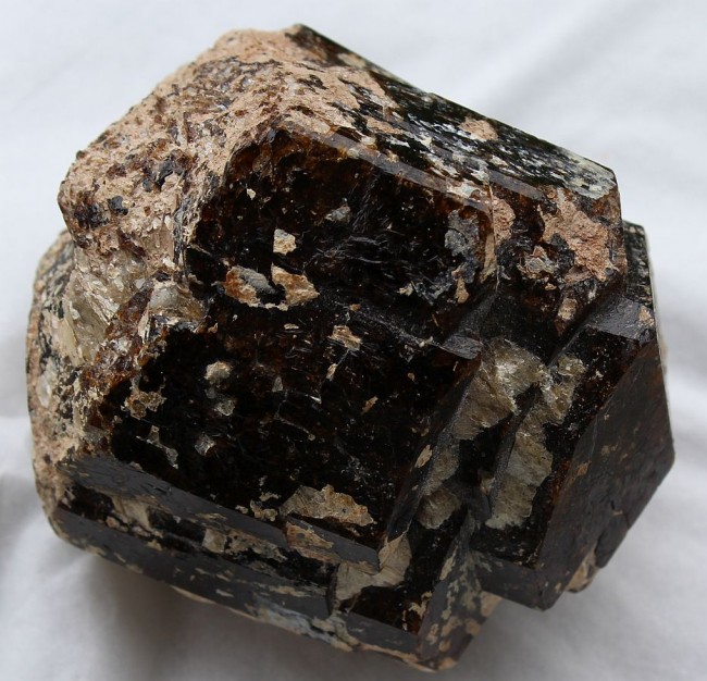 Dravit mit Muskovit, Yinnietharra Mine, Australien.jpg