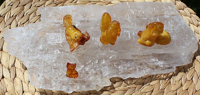 selbst verheilte Kristallplatte, Peru mit Bernstein Tieren.jpg