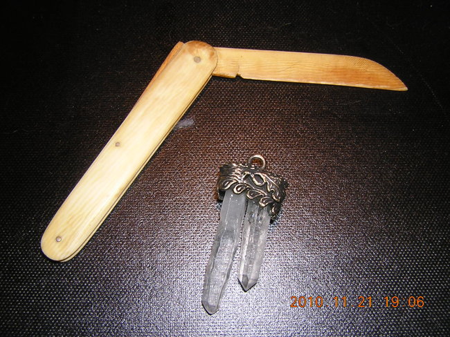 Das Holzmesser und ein Bergkristallanhänger