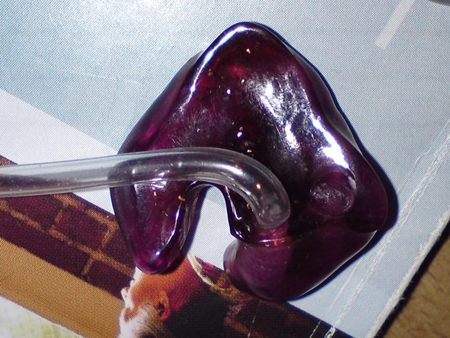 Eine Schale in rot-violett mit ein klein wenig goldenem Glitzer darin
