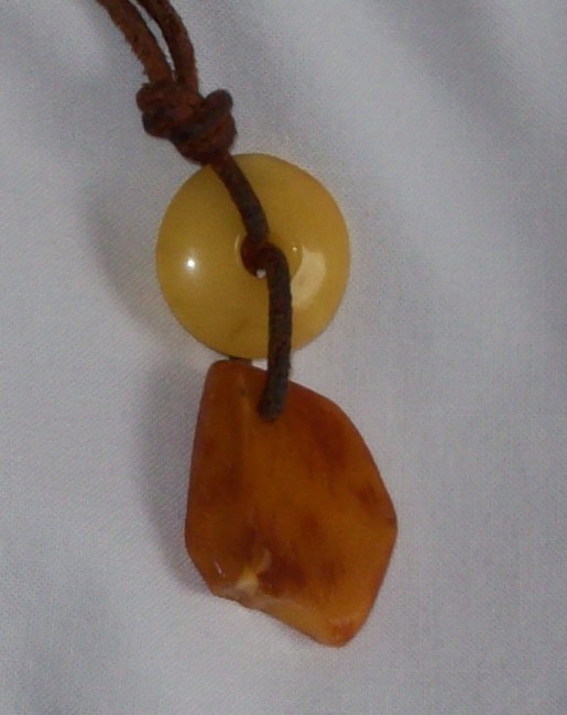 Bernstein Anhänger mit Donut.jpg