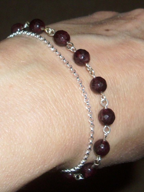 armband_granat_fac_6mm_gek_3_ausschn_2018.jpg
