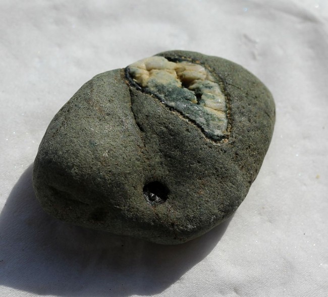 Eye Stone 3x4cm 32g Quarz in Rock Spiritual Eye Pyrite Pockets 1.jpg