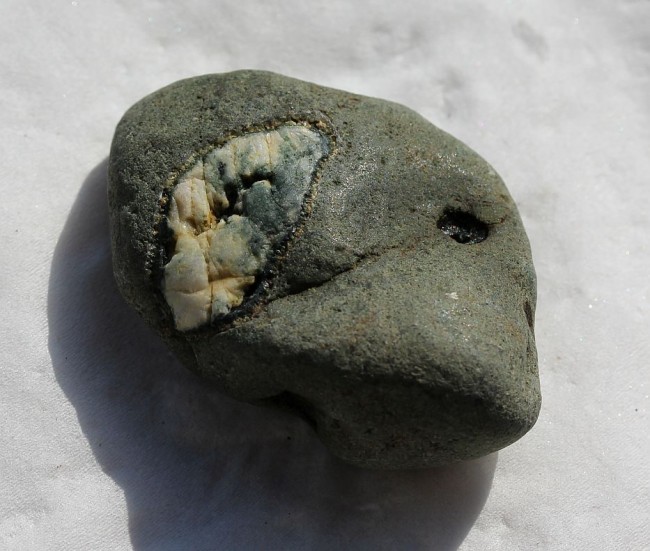 Eye Stone 3x4cm 32g Quarz in Rock Spiritual Eye Pyrite Pockets.jpg
