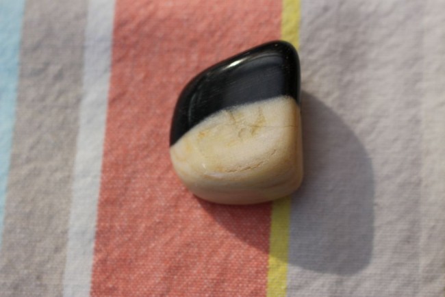 zuverschenkenholzgeklebt.jpg (57.42 KiB) 4549 mal betrachtet versteinertes Holz aus Indonesien, gebohrt, war zerbrochen, wurde geklebt, aber kaum sichbar