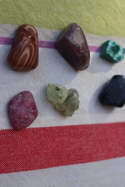 Dr. Liesegang, Rubin, evt. Fluorit (aus Adventskalender), Rubin, zwei Mini-Prehnite, Sodalit (aus Adventskalender), Mini-Malachit