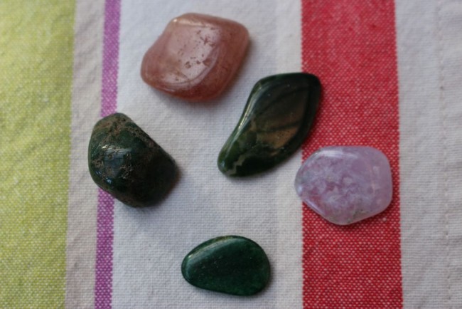 zuverschenkenAventurinua.jpg (92.96 KiB) 4549 mal betrachtet Aventurin, evt. Lavendelquarz, evt. Eisenkiesel, zwei grüne Unbekannte, evt. auch Aventurin