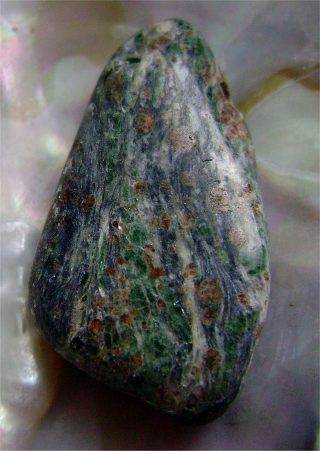Mein Glaukophan Anhänger aus dem Aostatal mit Jadeit und Granat.
