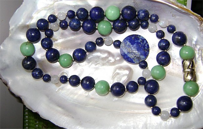 Lapislazuli in Kombination mit Mondstein und Chrysopras