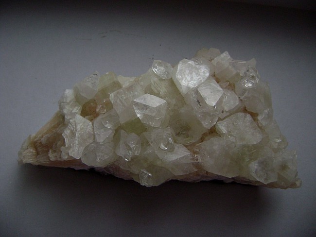 apophyllit-stilbit-jalgaon001.jpg (104.5 KiB) 4765 mal betrachtet Apophyllit auf Stilbit aus Jalgaon/Indien