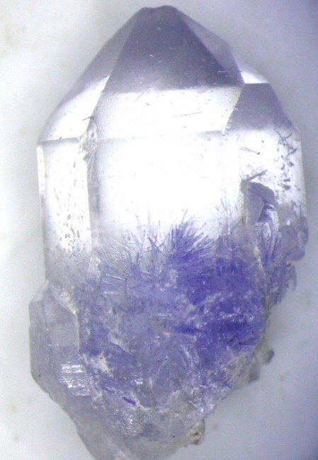 Dumortierit in Bergkristall