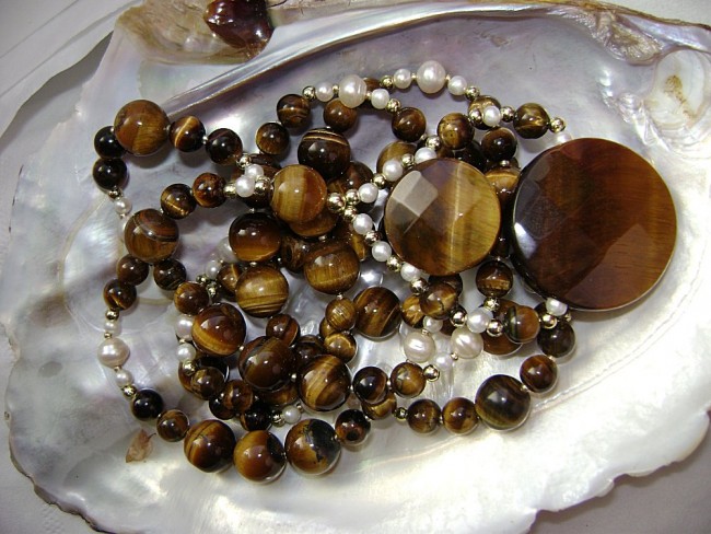 tigerauge-kette-1.jpg (169.89 KiB) 15545 mal betrachtet Tigerauge in Kombination mit Süßwasserperlen und facettierten Anhängern.