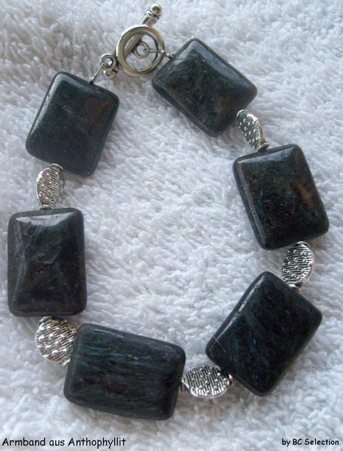 Anthophyllitarmband002.jpg
