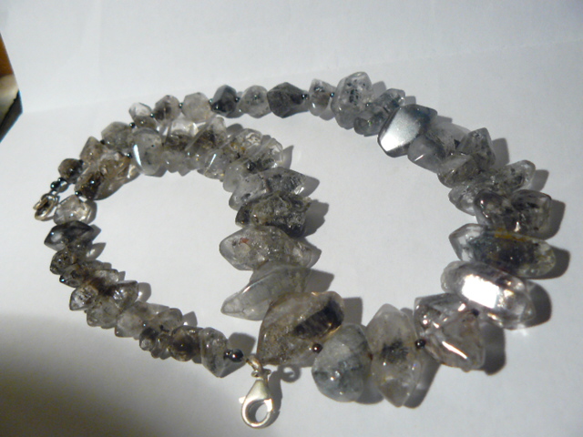 Quarz mit ineressantem Innenleben und silber
