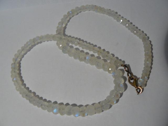 weißer labradotrit 3-7mm verlaufend silber karabiner 46cm.jpg