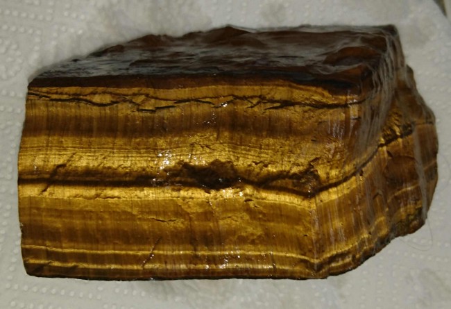 Ebenfalls noch nass: Tigerauge, 1,5 kg schwer