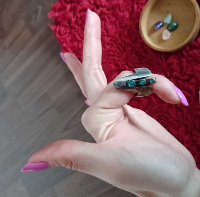 Ring mit Smaragd? Glas? Oben poliert, unten nicht poliert