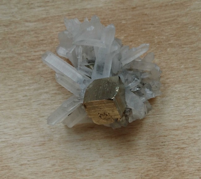 Mein absoluter Liebling: Pyritwürfel mit Bergkristall(?)