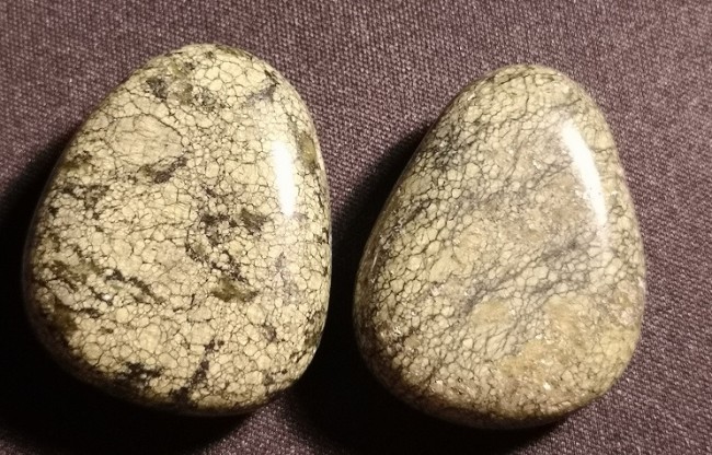 Schlangenhaut Serpentin gebohrt