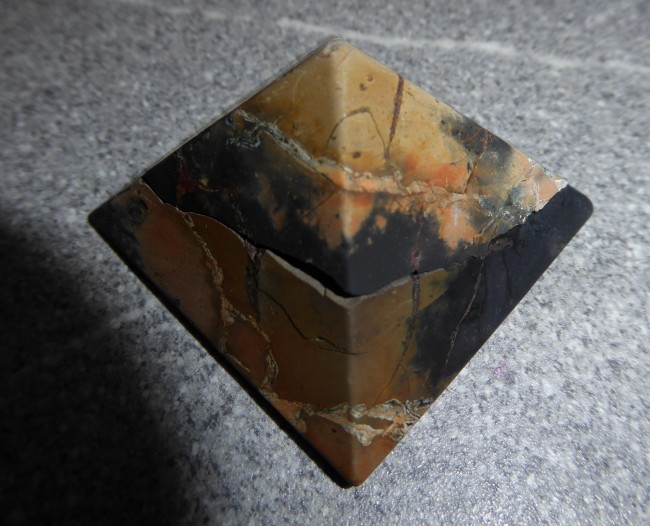 Schungit Pyramide Test im Ofen