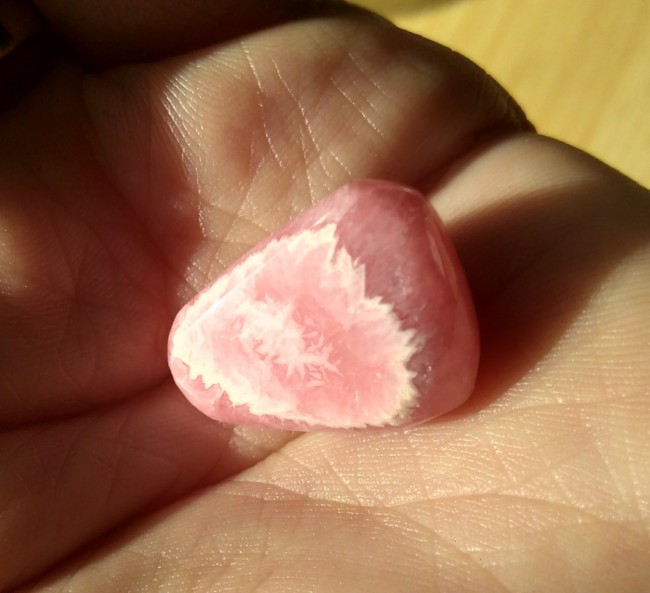 Kleiner feiner Rhodochrosit mit zarter Musterung und ganz ohne grau