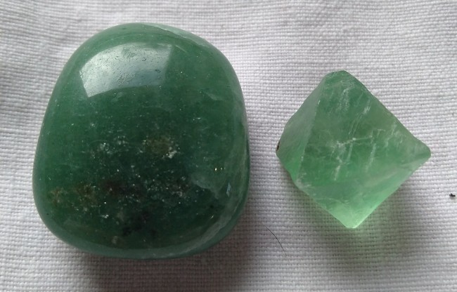 Hier noch Aventurin und ein Spaltoktaeder grüner Fluorit. Ich liebe Fluorit in allen Farben und Formen