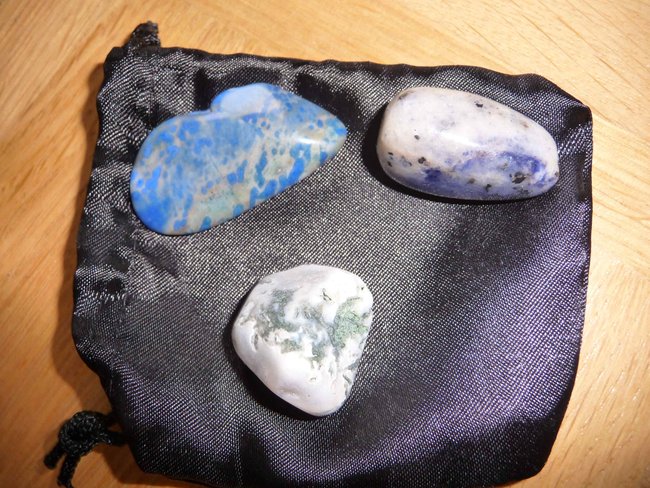 Bild 3 Stein oben links blau mit gelbbraunen Sprenkeln,  oben rechts hellgrau mit blau und teilweise schwarzen Tupfen, unten links weiß mit grünen &quot;Mustern&quot;