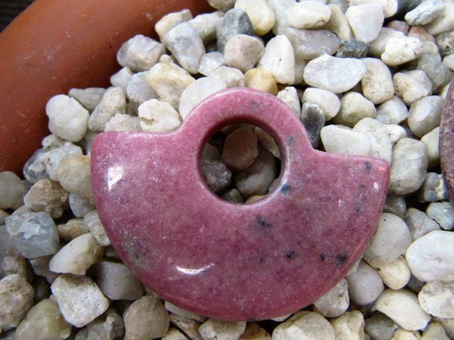 Rhodonit Halbdonut.jpg (196.4 KiB) 18895 mal betrachtet Rhodonit Anhänger