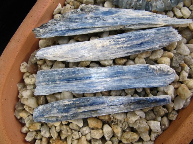 Disthen Rohsteine.jpg (245.66 KiB) 22588 mal betrachtet Disthen Rohsteine