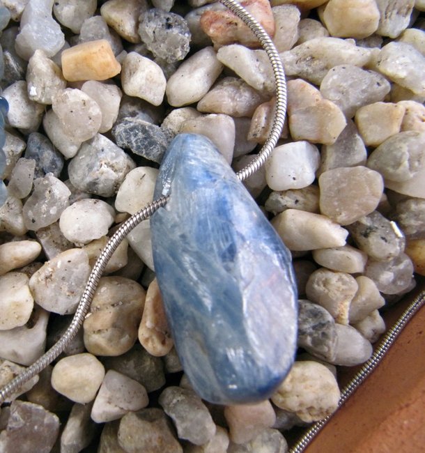 Disthen2.jpg (174.53 KiB) 22588 mal betrachtet Disthen Anhänger2