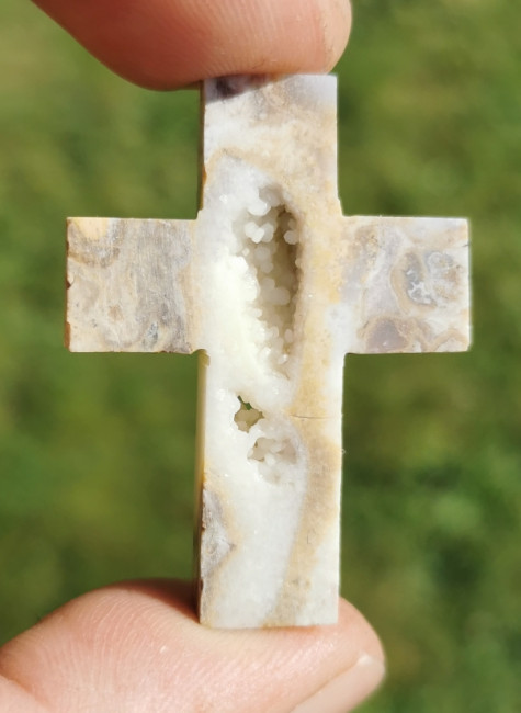 Mit meinem vorherigen Sägeblatt hätte ich mich nie getraut, dieses auszuschneiden. Es wäre definitiv dabei zerbrochen! Die brüchige Kante links wurde nicht gesägt. Das war außen vom Rohrstein. Das Kreuz ist noch NICHT geschliffen :-)