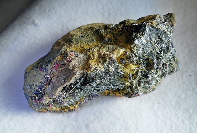 antimonit mit zinnber aus nikitowka, russland